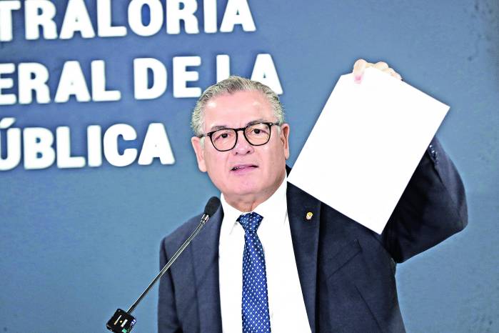 El contralor Flores dijo que se detectaron consultas de información para su venta.