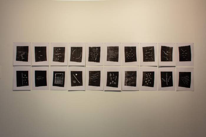 Detalle de los grabados de Instrumento Fragil de Chris Zhongtian Yuan.