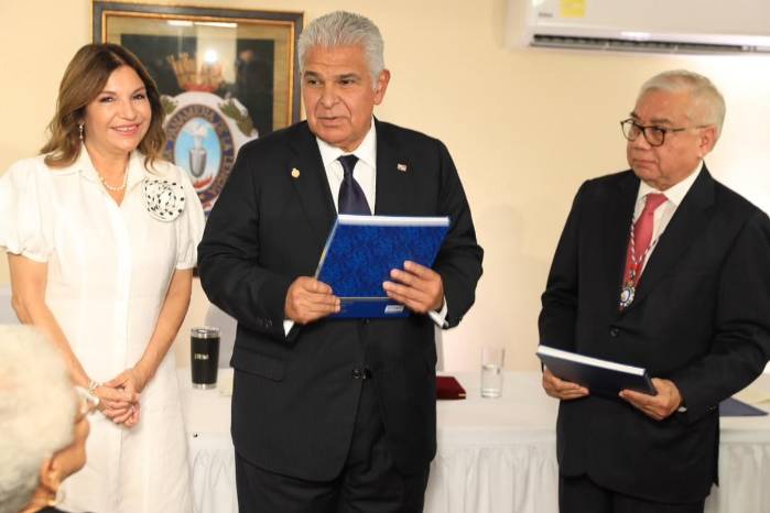 Mulino, acompañado de su esposa, Maricel Cohen de Mulino, resaltó que el lenguaje constituye uno de los elementos fundamentales para la formación y consolidación de una sociedad.