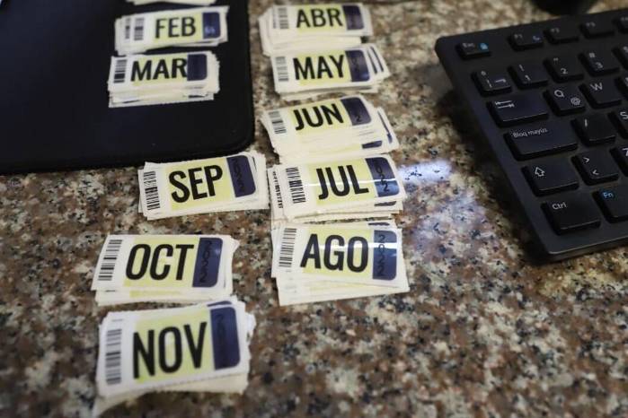 Suspenden licitación de $3,1 millones para fabricar calcomanías vehiculares