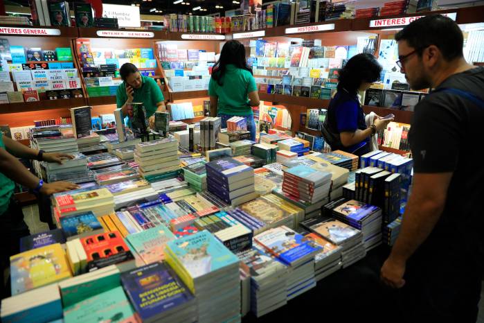 La labor de edición de libros juega una diáspora entre grupos de lectores maduros y otros a quienes la vida les sonríe con solo sentir el olor de las páginas amarillentas.