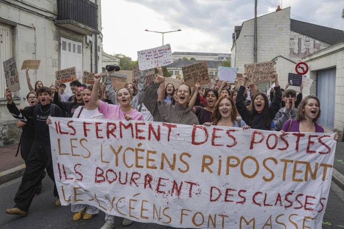 Las protestas en Francia comenzaron con las reivindicaciones de los estudiantes de secundaria, quienes exigían mejores condiciones en sus lugares de estudio.
