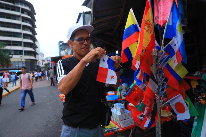 Un vendedor de artículos alusivos al Mundial de Fútbol se prepara para ofrecer sus productos al público.