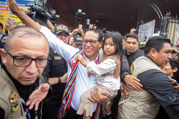 El candidato a la presidencia del Perú por el partido Juntos por el Perú, Roberto Sánchez (d), junto a su hija sale de una misa este domingo, durante la segunda vuelta de las elecciones presidenciales, en la provincia de Huaral (Perú).