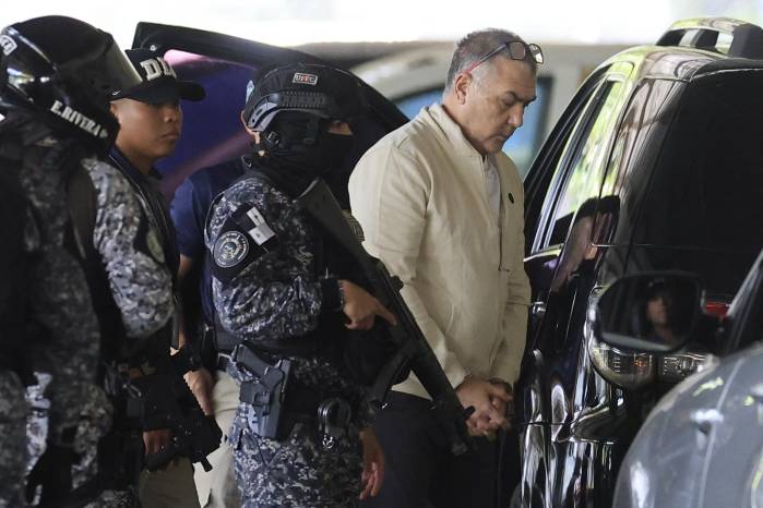 El sospechoso Ali Zaki Hage Jalil (d), un presunto terrorista vinculado a Hizbulá, llega a Panamá extraditado por Venezuela este lunes a Panamá.