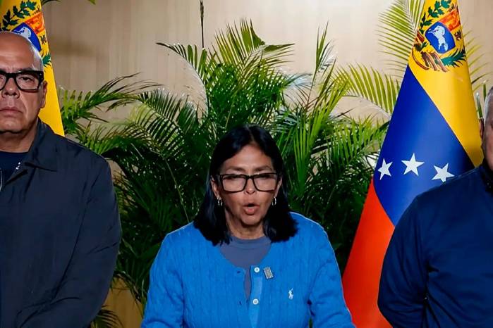 La presidenta encargada Delcy Rodríguez compareció junto a Diosdado Cabello (derecha) y Jorge Rodríguez Gómez (izquierda).