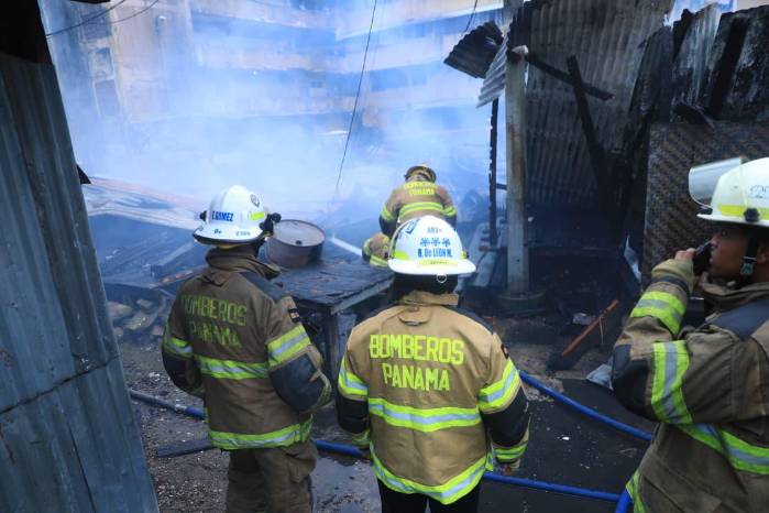 Los bomberos lograron controlar el incendio tras una rápida reacción de la alerta emitida por las llamadas.
