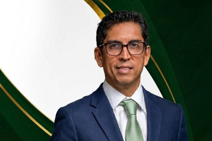 Además de su trayectoria académica y profesional, Navarro es abogado y fue vicedecano de la Facultad de Administración de Empresas.