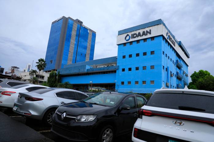 La institución busca estandarizar el servicio de alquiler de camiones cisterna como parte de su estrategia para garantizar el suministro de agua potable en comunidades sin servicio continuo.