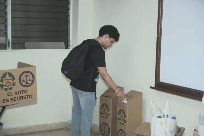 Estudiante depositando su voto en las elecciones de este miércoles 1 de julio en el Campus Central Octavio Méndez Pereira.