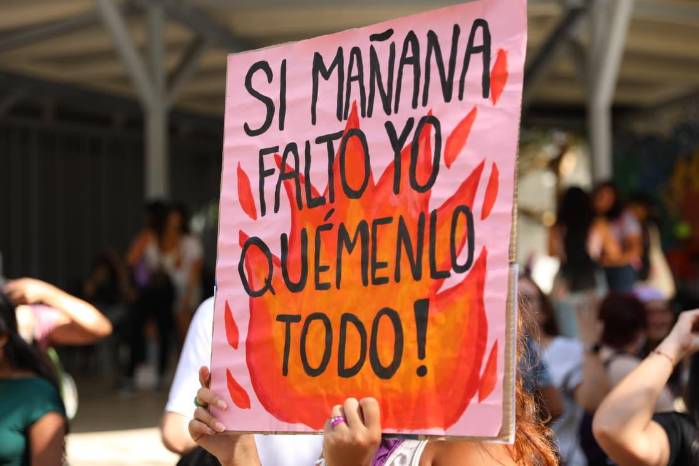 Las pancartas con consignas no pudieron faltar.