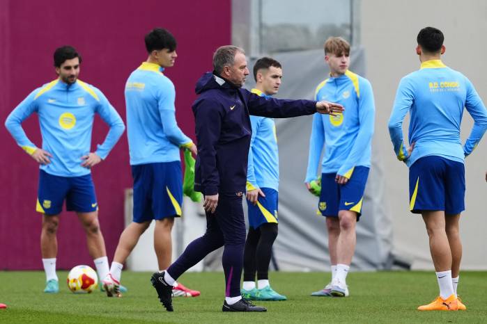 El técnico alemán del FC Barcelona, Hansi Flick (centro), durante un entrenamiento.