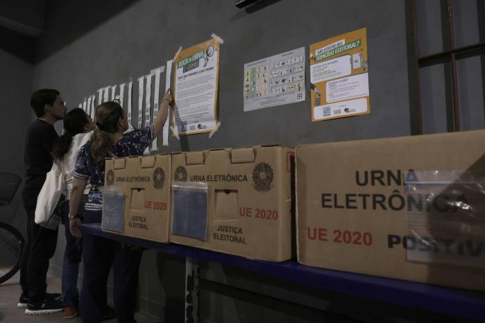 Personas observan resultados parciales de las elecciones este domingo, en una escuela en Río de Janeiro (Brasil).