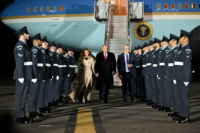 El presidente de Estados Unidos, Donald Trump (C), y la primera dama, Melania Trump, desembarcan del Air Force One tras aterrizar en el aeropuerto de Stansted, al este de Inglaterra, el 16 de septiembre de 2025, en el primer día de una visita de dos días al Reino Unido.