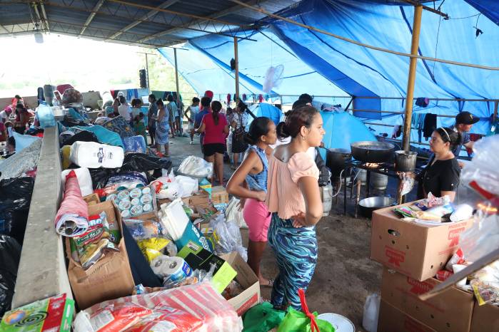 Las familias evacuadas de Isla Cañas permanecen en albergues, a la espera de que las autoridades determinen cuándo podrán regresar a sus hogares de forma segura.