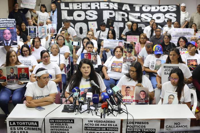 Familiares de presos políticos participan en una rueda de prensa sobre la Ley de Amnistía este lunes, en Caracas (Venezuela).