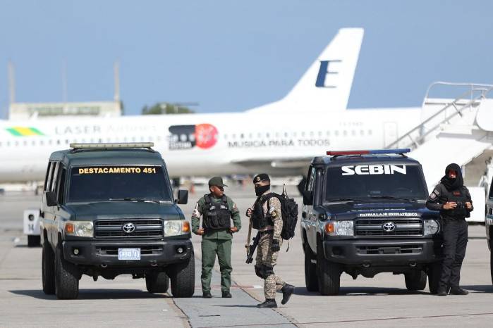 Miembros de las fuerzas armadas de Venezuela en el Aeropuerto Internacional Simón Bolívar.