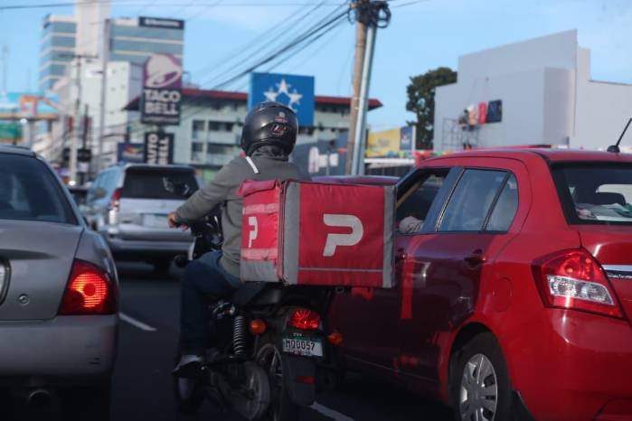 Motorizados de PedidosYa se mantienen en paro desde el 13 de abril en Panamá, exigiendo mejores tarifas y condiciones laborales tras denunciar una caída en sus ingresos.
