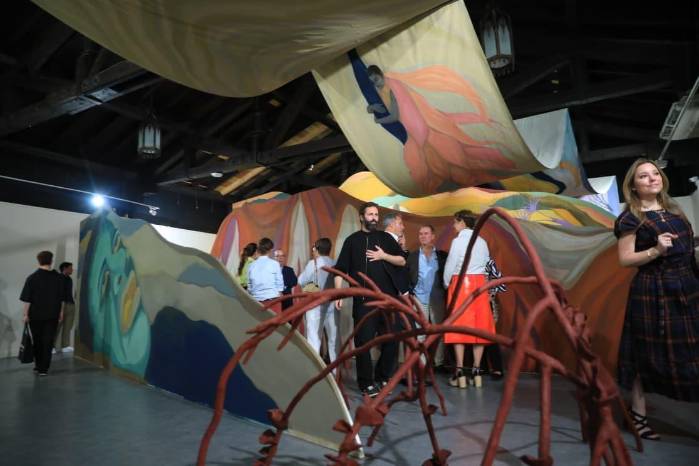 El público recorre la exhibición A Call to the Ocean.