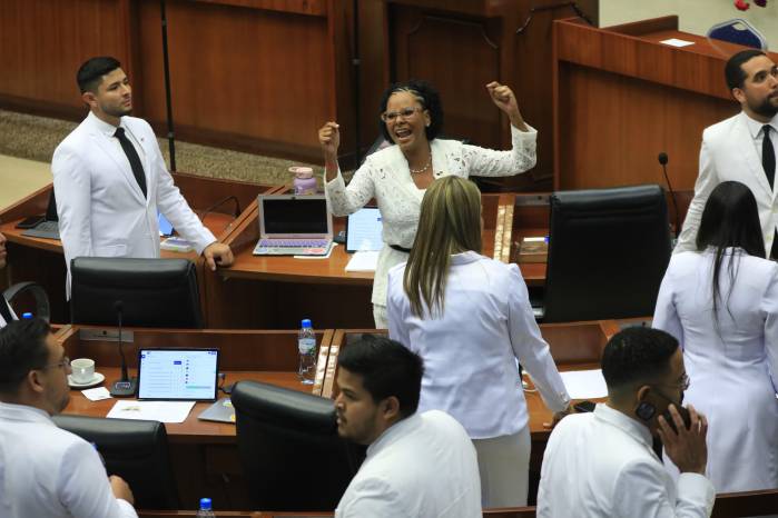 Chandler invocando el artículo No. 18 del Reglamento Interno de la Asamblea.