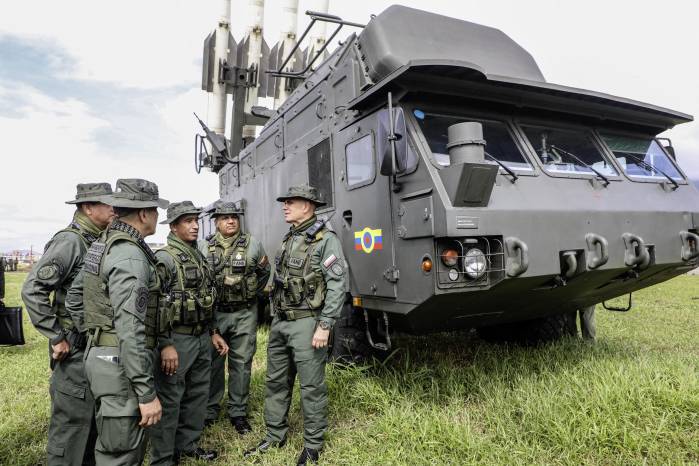 El 12 de noviembre de 2025, el ministro de Defensa Vladimir Padrino y el alto mando militar inspeccionan un sistema de misiles Buk M2E durante un ejercicio en Caracas.