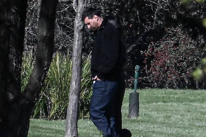 Lionel Messi llega a la ceremonia para despedir a su padre.