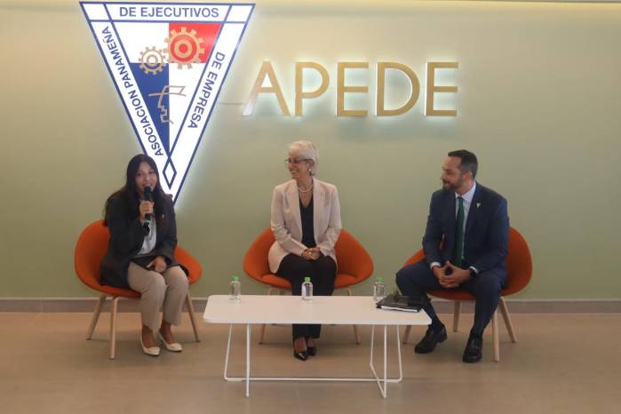 En el conversatorio estuvo la administradora general de la ASEP, Zelmar Rodríguez (centro).