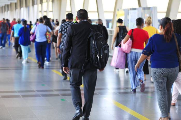 El cambio más visible en la encuesta se produce en el estado de ánimo frente al futuro del país.
