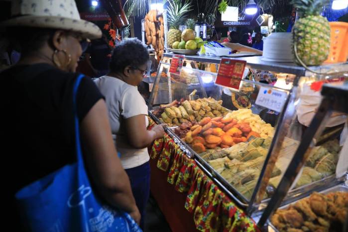 La comida típica no falta en la Feria Nacional de Artesanías.