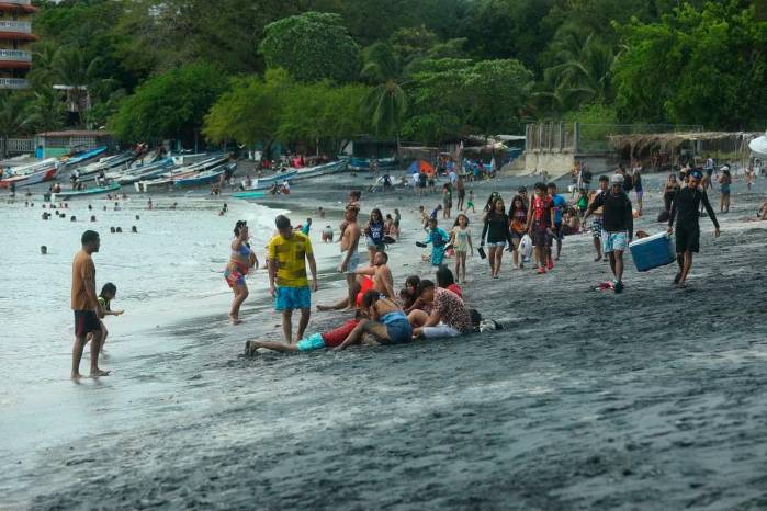 Panameños disfrutan del feriado del 1 de enero de 2026 en las playas de Gorgona. Un estudio revela que el 40 % de los trabajadores en Panamá prefiere reducir su jornada laboral antes que tomar vacaciones.