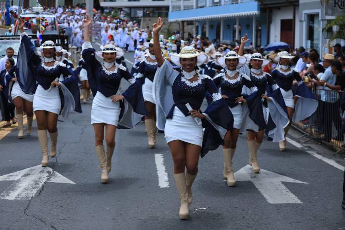 Ministra Molinar destaca entusiasmo y talento de los estudiantes en los desfiles patrios