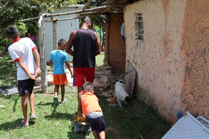 La casa de barro donde Alberto crió a sus tres hijos sufrió daños tras el terremoto del 9 de octubre y los movimientos posteriores.