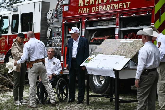 El presidente de Estados Unidos, Donald Trump, el gobernador de Texas, Greg Abbott, y la primera dama, Melania Trump, se reunieron con funcionarios locales y personal de emergencias cerca del río Guadalupe, tras las devastadoras inundaciones ocurridas en la zona durante el fin de semana del 4 de julio, en Kerrville, Texas.