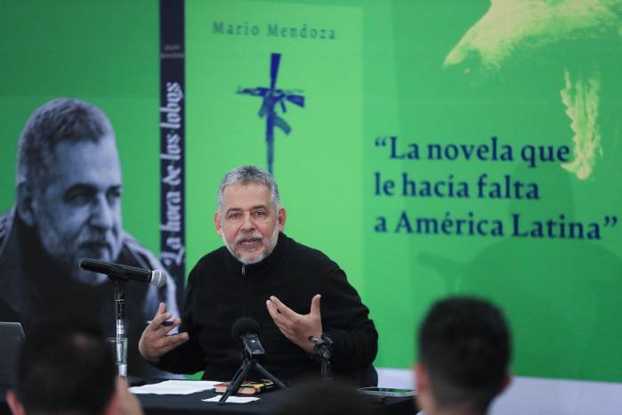 El escritor colombiano Mario Mendoza habla durante una rueda de prensa este 9 de abril de 2026, en Bogotá.