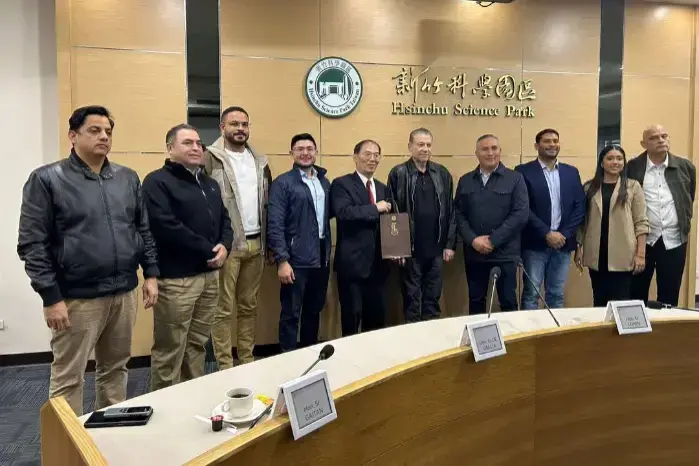 La gira se desarrolla en medio del debate nacional sobre el alcance de las misiones parlamentarias en el exterior.