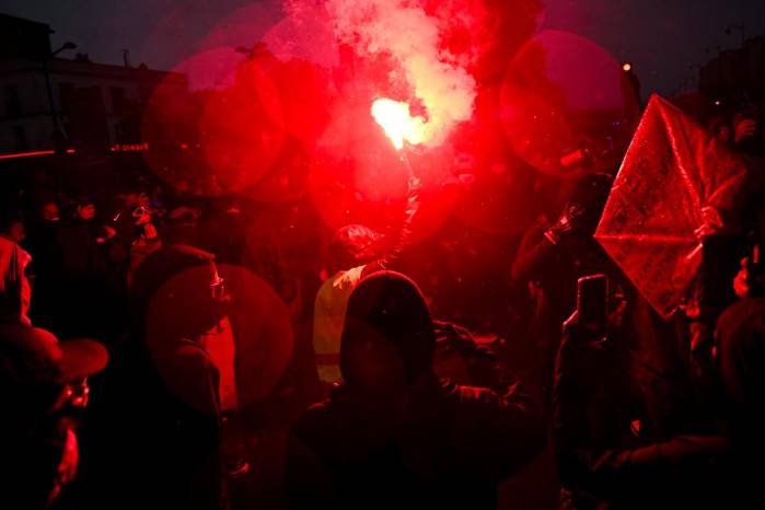 En Toulouse, un manifestante de 20 años resultó herido de gravedad en la mano, según las autoridades.