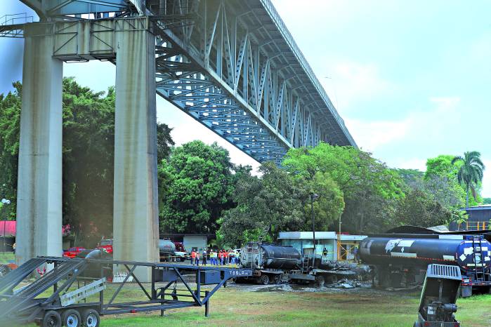 El Puente de las Américas muestra signos visibles del impacto tras el incendio.