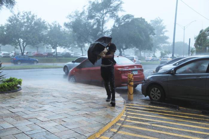 El paso de la onda tropical N.° 31 genera emergencias en todo el país.