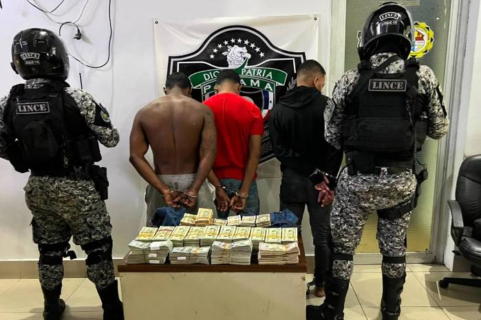 La Policía Nacional informó que los tres aprehendidos, el vehículo, el dinero y los demás elementos recabados fueron puestos a disposición de las autoridades competentes