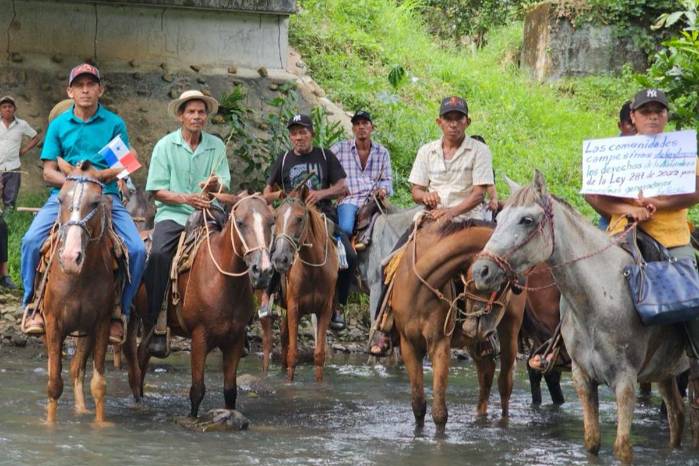 La movilización concluyó en el puente de Tres Hermanas, sobre el río homónimo