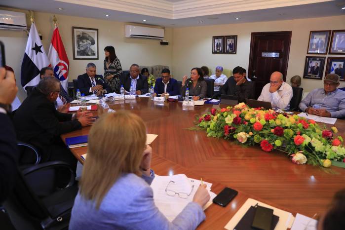 Comisión de Asuntos Agropecuarios reunida este martes para la discusión en primer debate del proyecto de ley de productos sucedáneos.