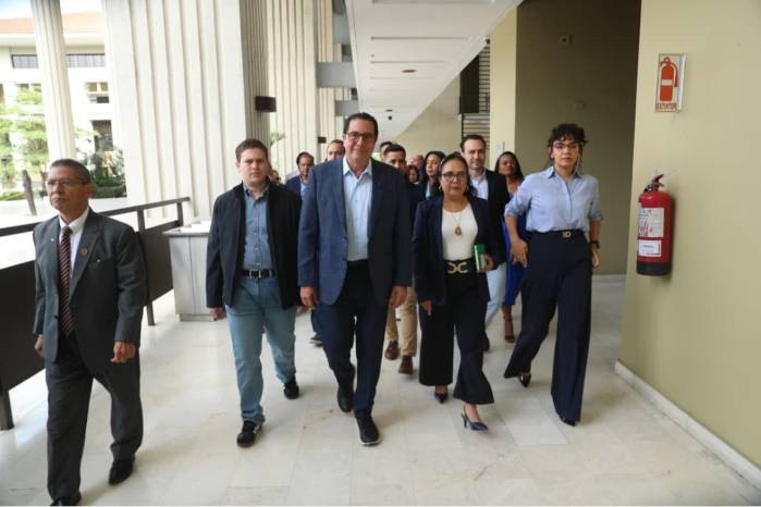 Para participar en las elecciones de 2029, la organización deberá alcanzar el número de firmas establecido por la normativa electoral dentro del plazo fijado por el Tribunal Electoral.