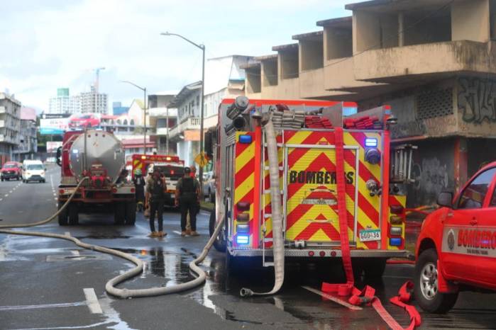 Los camiones bomba de los Bomberos en el sitio.