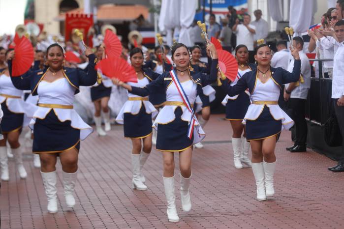 Bandas estudiantiles llenaron la Ruta 1 con música y color durante el desfile del Día de los Símbolos Patrios.