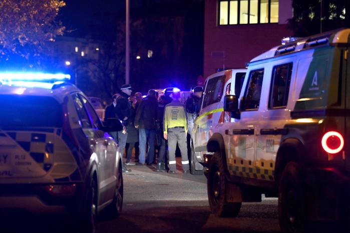 Vehículos de protección civil y familiares llegan al centro de emergencias ubicado cerca del lugar donde un tren de alta velocidad Iryo descarriló y fue impactado por otro tren, mientras continúan las labores de rescate en Adamuz, sur de España, el 19 de enero de 2026.