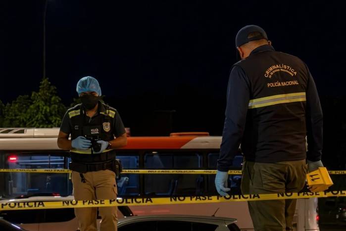 El hombre, quien conducía el vehículo, murió en el lugar, mientras que la mujer resultó gravemente herida y fue trasladada de urgencia a un centro hospitalario, donde falleció.