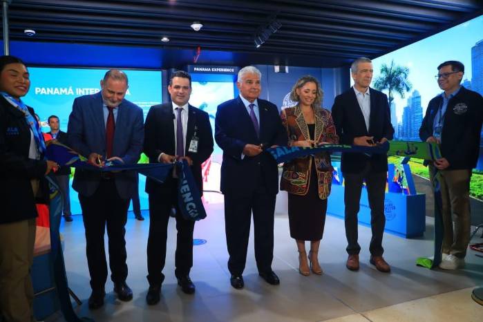 El presidente José Raúl Mulino, el gerente general del Aeropuerto Internacional de Tocumen, José Blaco Ruiz y autoridades cortan la cinta de la inauguración de la sal, ‘Sal a Panamá’.