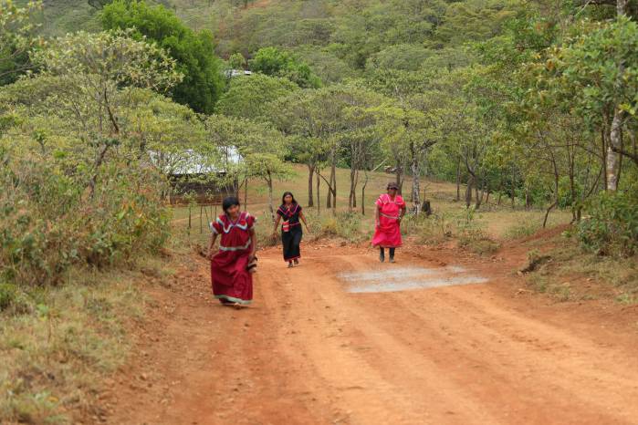 La inversión anunciada para zarzos contrastó con los testimonios de moradores que denunciaron riesgos y carencias en la comarca.