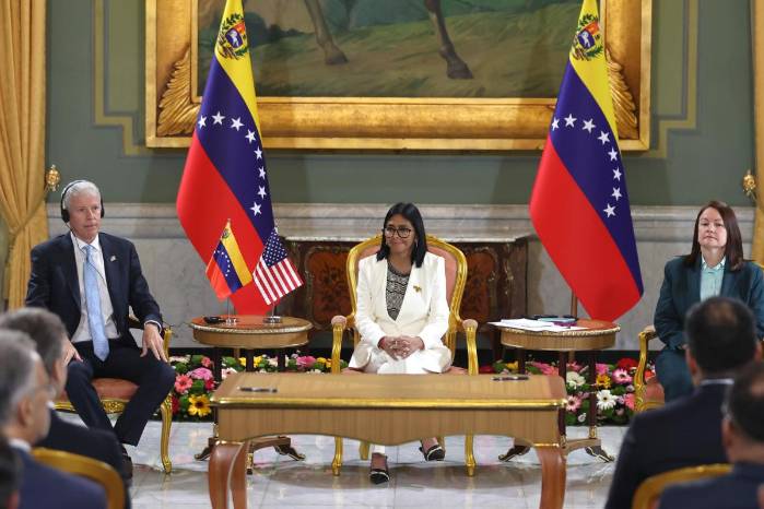 La presidenta encargada de Venezuela, Delcy Rodríguez (c), reacciona durante una reunión con el secretario de Energía de Estados Unidos, Chris Wright (i), este miércoles en Caracas.