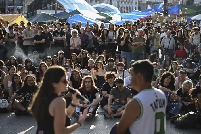 Un momento de una asamblea en la acampada de la Puerta del Sol, este lunes, después de que el presidente del Gobierno, Pedro Sánchez, haya anunciado el adelanto de las elecciones generales para el 29 de noviembre.